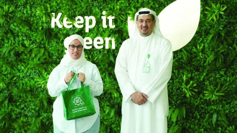 زياد العمر مع إحدى المتدربات