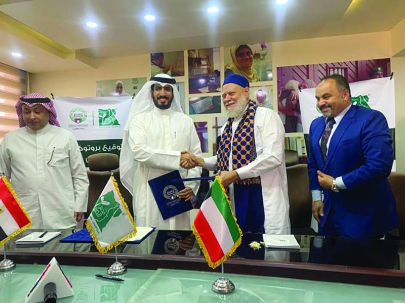 


ماجد العازمي وعلي جمعة عقب توقيع بروتوكول التعاون 