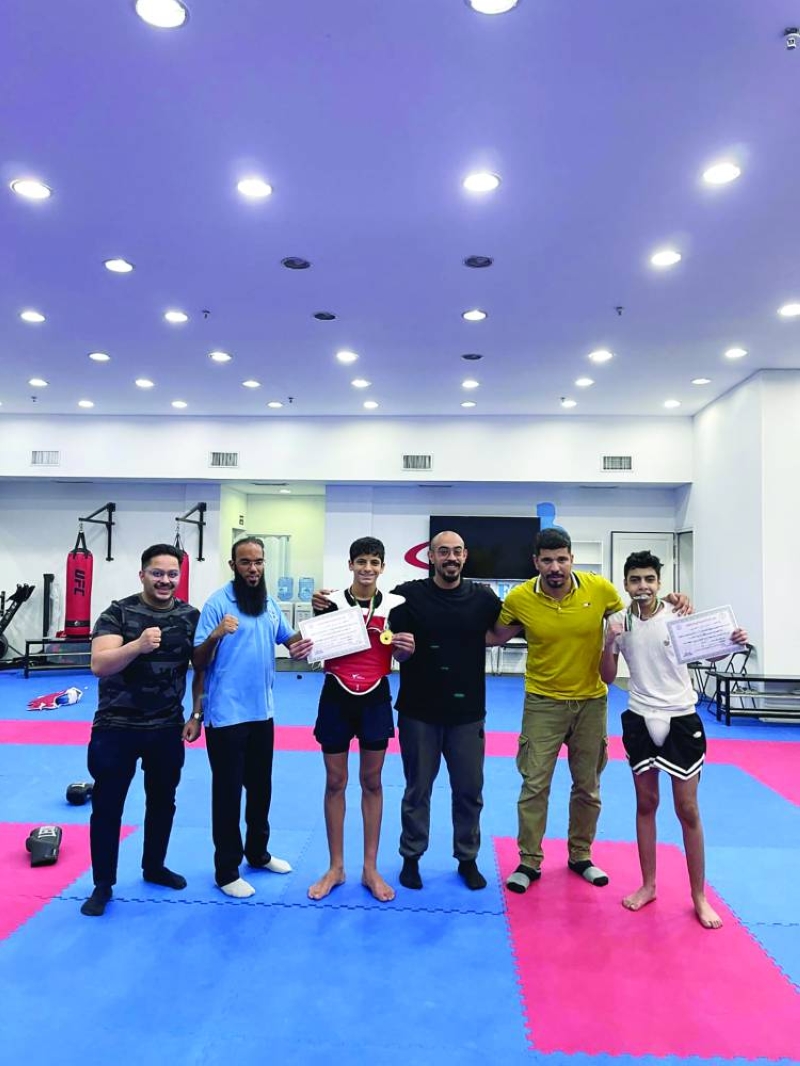 الفائزون مع مدربيهم