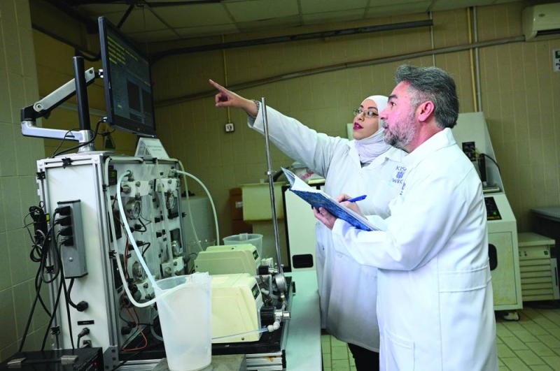 متابعة تحاليل المياه في المختبر 