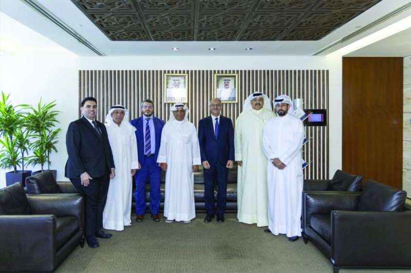 


ممثلو الجهتين في لقطة جماعية 