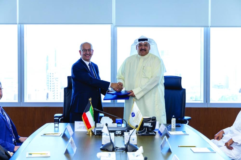 


خالد البقاعين وعبدالعزيز البدر عقب توقيع الاتفاقية 