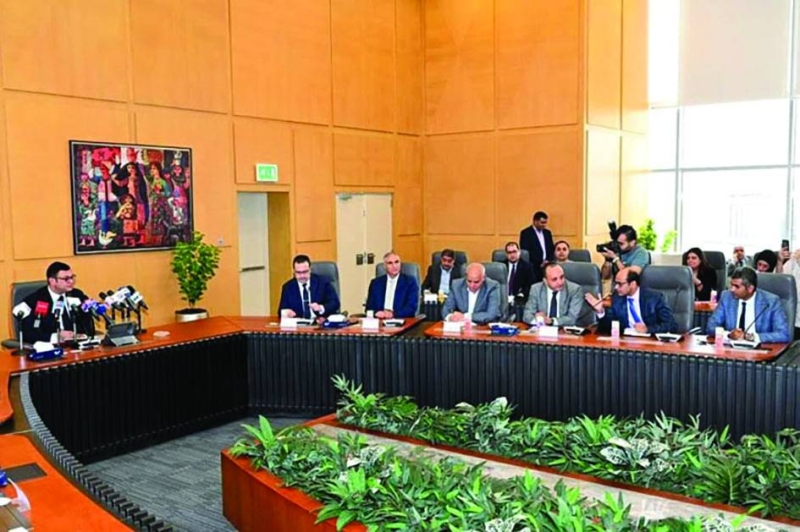 


الشربيني خلال لقائه الإعلاميين 