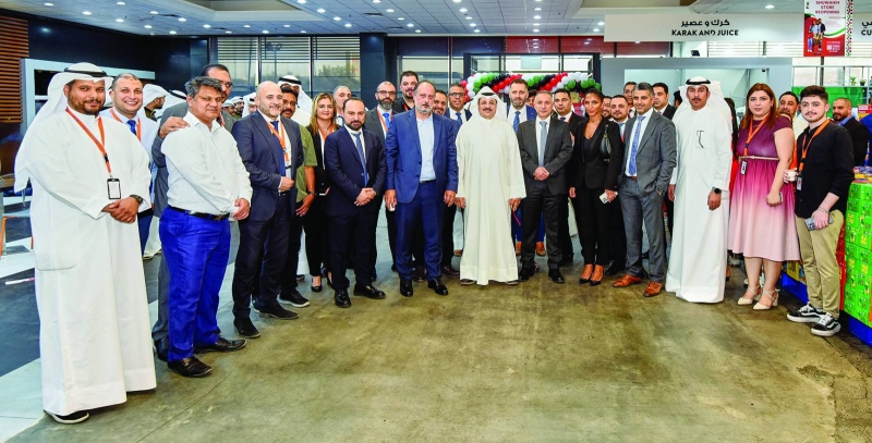 


نائب رئيس مجلس الإدارة عصام الرفاعي متوسطاً فريق «سلطان» خلال الافتتاح 