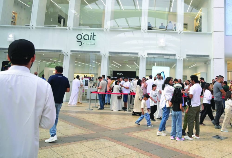 


إقبال من عملاء البنك 