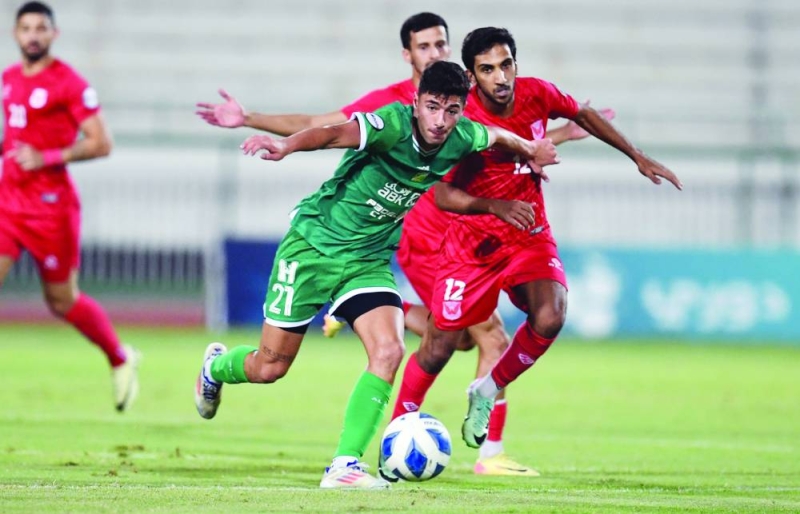 


صراع على الكرة بين علي عزيز وعبدالله ماوي 