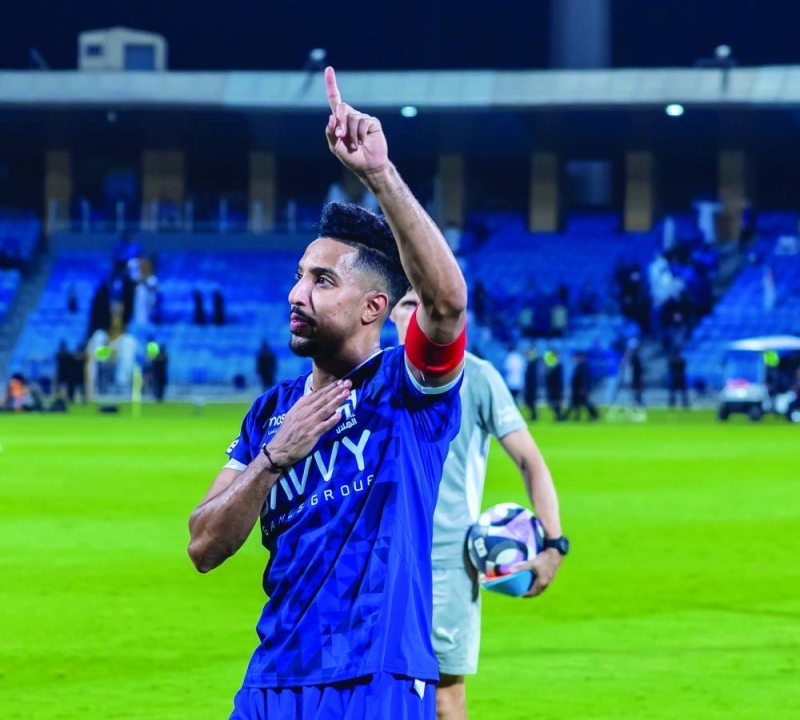 قائد الهلال سالم الدوسري يحيي الجمهور