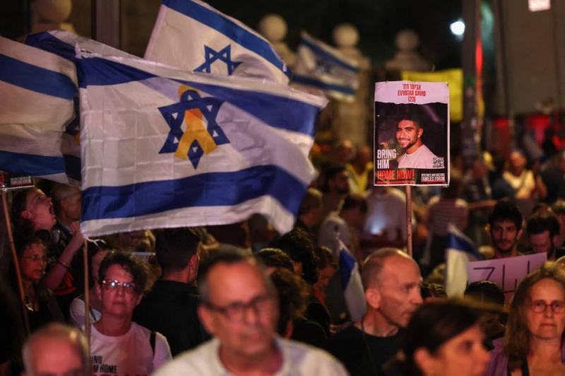 أقارب الأسرى يتظاهرون بالقرب من مقر إقامة نتنياهو في القدس