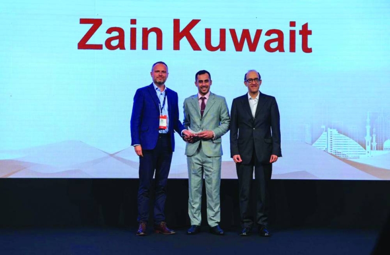 


الملا مُتسلّماً الجائزة في دبي 