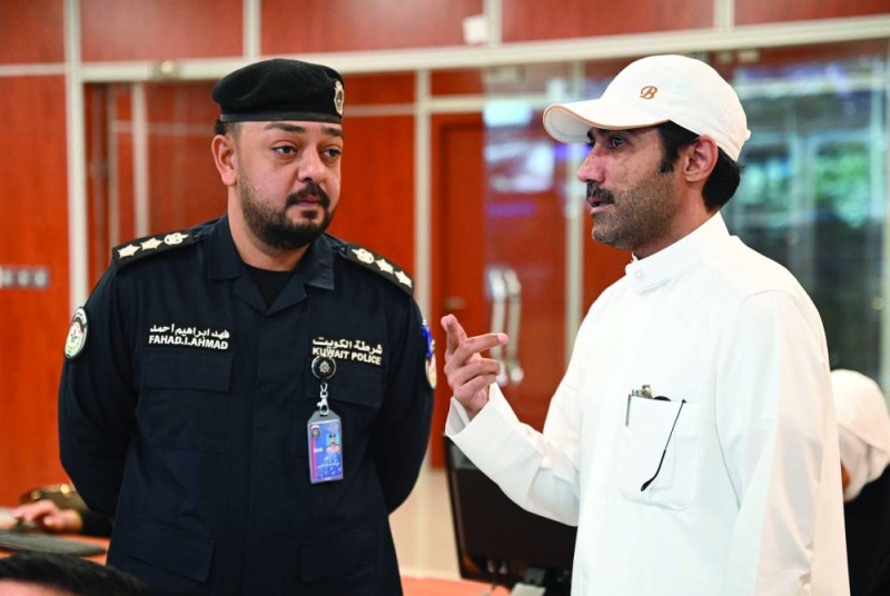 العقيد فهد العيسى يتحدث للزميل نايف كريم