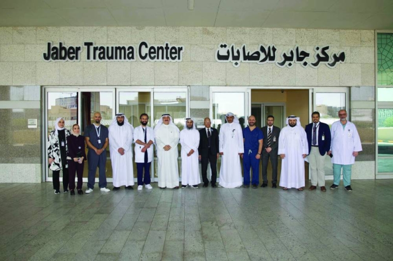 العوضي في لقطة جماعية مع قياديي الوزارة ومسؤولي المركز