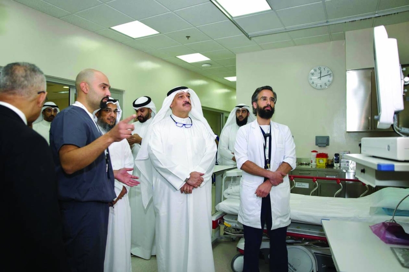 


وزير الصحة خلال جولة للاطلاع على تجهيزات المركز 