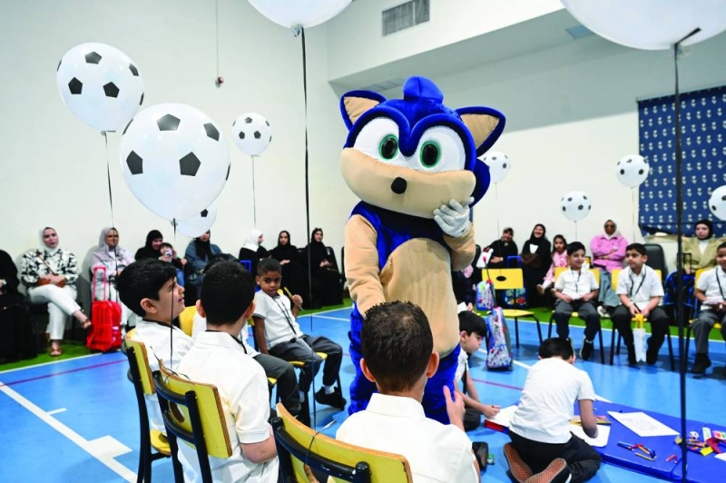 شخصية كرتونية وأجواء احتفالية في استقبال التلاميذ 	(تصوير أسعد عبدالله) 