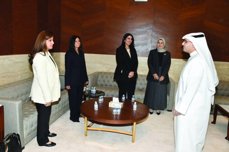 


المشاري يُحيي عضوات المجلس البلدي على هامش اللقاء 