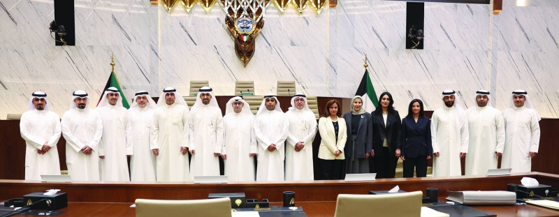 الوزير المشاري ورئيس وأعضاء المجلس البلدي في لقطة جماعية على هامش اللقاء