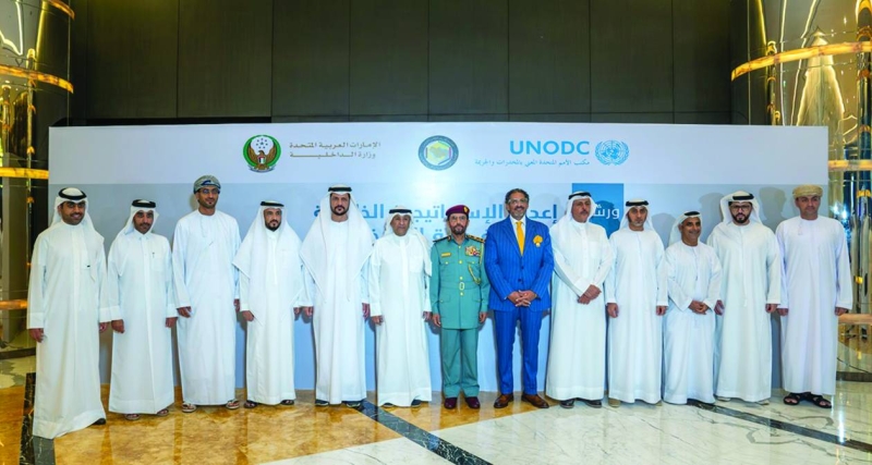 


البديوي مُتوسّطاً المشاركين في الورشة الخليجية 