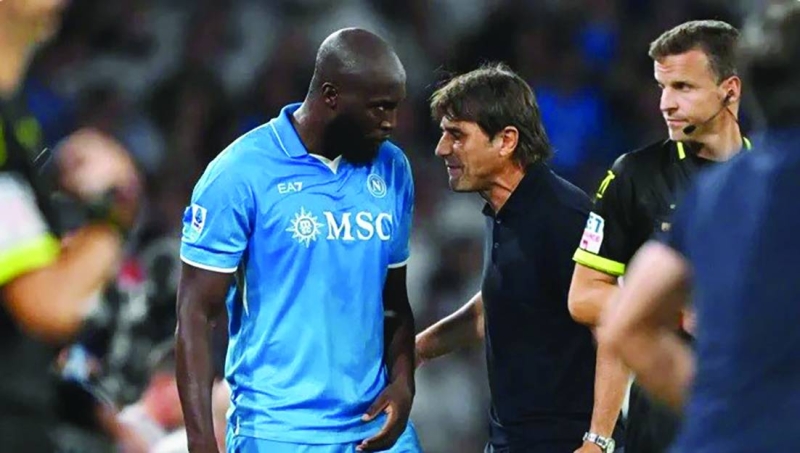 كونتي في حديث مع لوكاكو خلال مواجهة كالياري