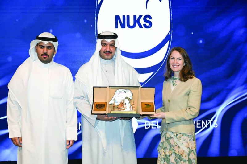 


مبارك العبدالله مقدماً هدية تذكارية للسفيرة البريطانية 