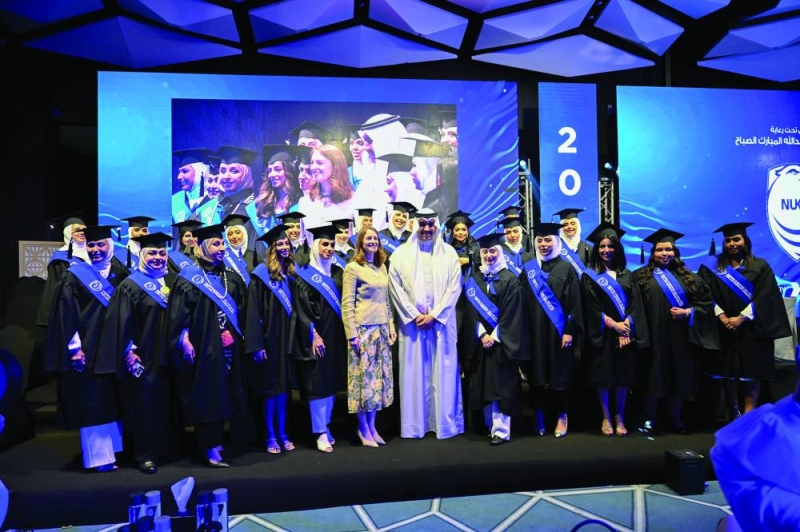 


مبارك العبدالله والسفيرة لويس مع الخريجات في لقطة جماعية 