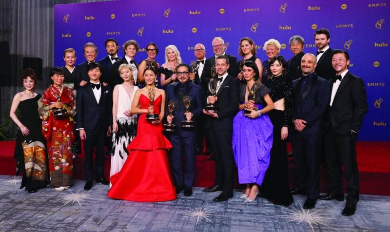 


فريق عمل «Shogun» يحتفل بالفوز 