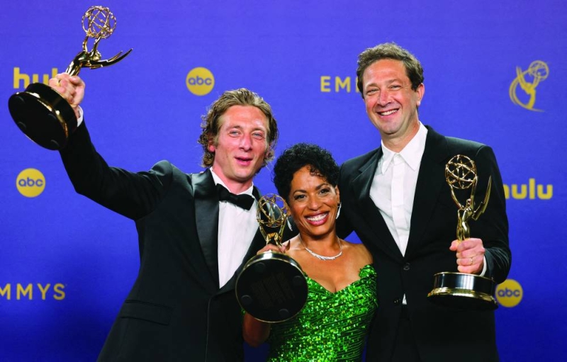 


جيريمي ألين وايت وإيبون موس - باكراك وليزا كولون يرفعون جوائزهم 