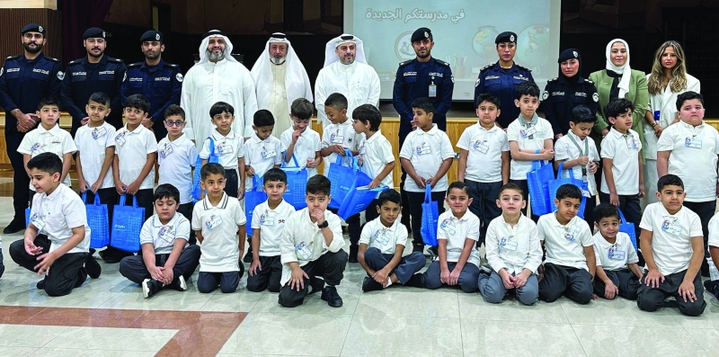 


فريق «زين» يتوسط مسؤولي «الداخلية» خلال إحدى الزيارات المدرسية 