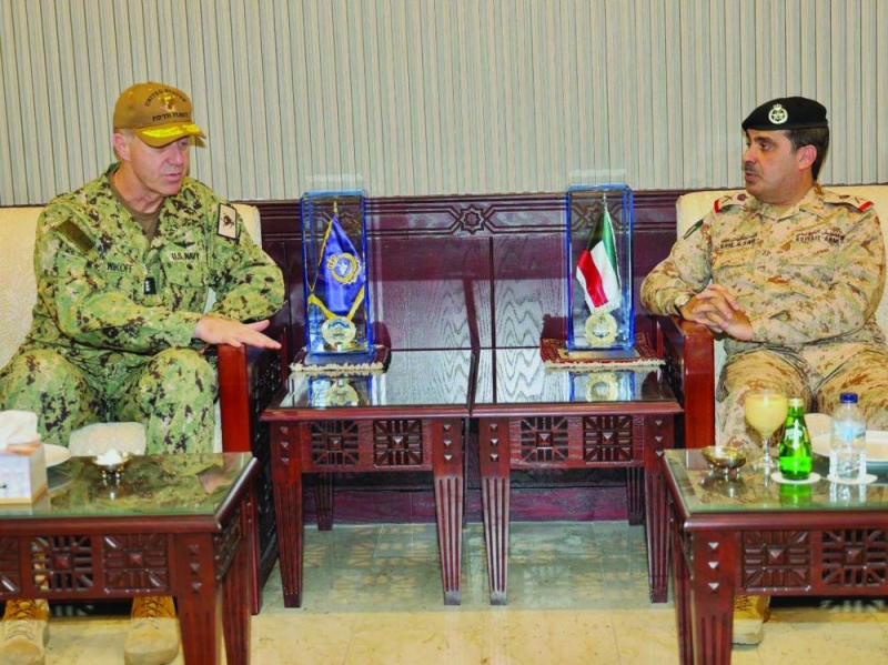 


اللواء الركن سيف الهملان مستقبلاً الفريق جورج وايكوف 