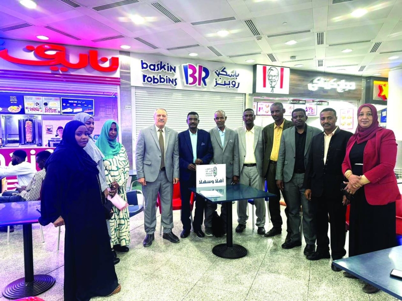 المدرسون السودانيون لدى استقبالهم بالمطار 