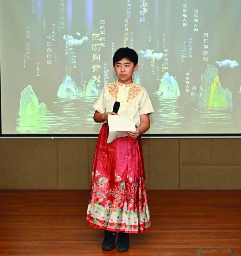 طفل يلقي قصيدة عن القمر