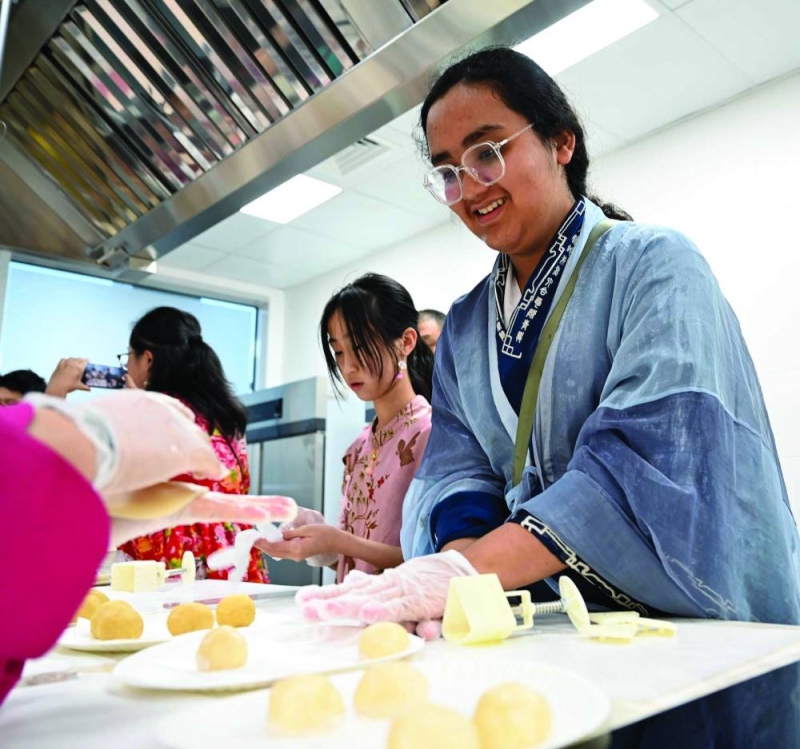 


أطفال كويتيون يشاركون بصنع «كعك القمر» 	 (تصوير أسعد عبدالله) 