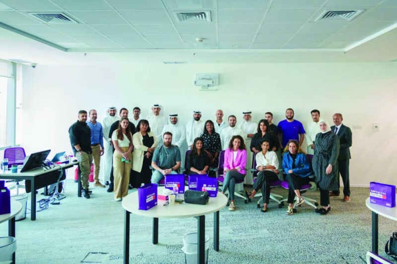 


سالم معرفي يتوسط المشاركين في الورشة 