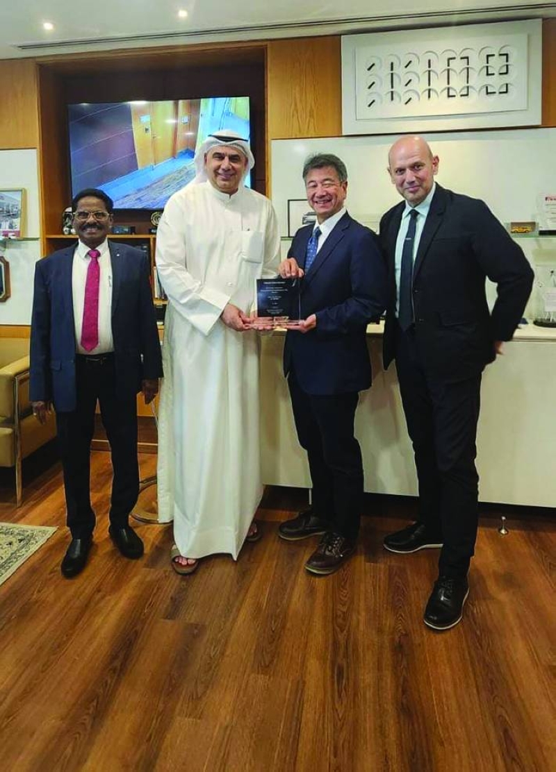 


صورة جماعية عند تسلم الجائزة 