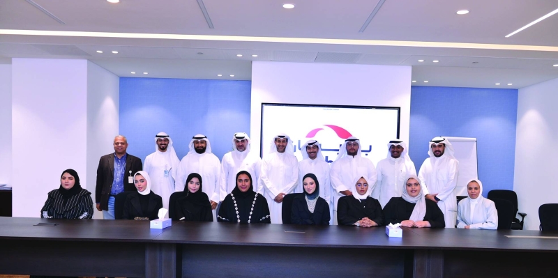 


الحمّاد يتوسط المتدربين والرومي خلال اختتام البرنامج 