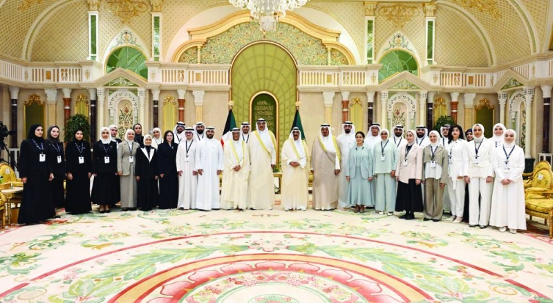 


لقطة جماعية لسمو الأمير وسمو ولي العهد ورئيس الوزراء مع المشرفين على «مركز الكويت الوطني لأبحاث الفضاء» 