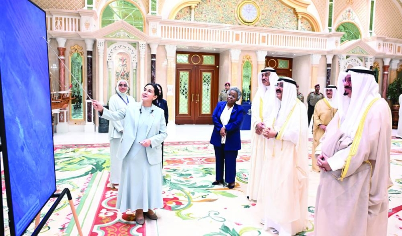 


الأمير يستمع إلى شرح من قبل مدير المشروع الوطني للقمر الاصطناعي الدكتورة هالة الجسار 