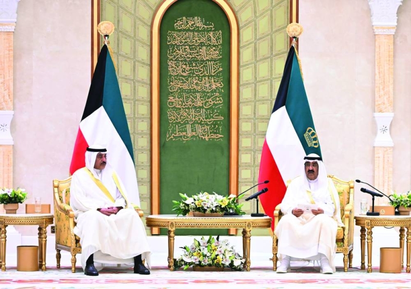 


سمو الأمير يلقي كلمة خلال الحفل في قصر بيان وإلى جانبه سمو ولي العهد 