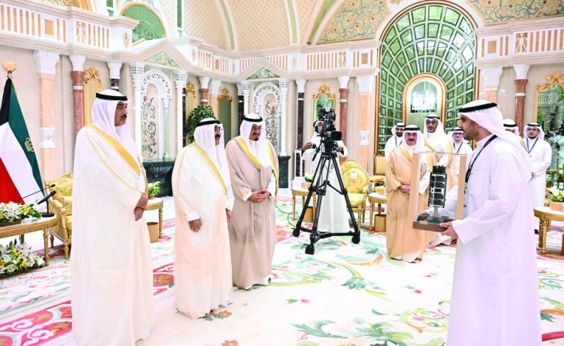 


صاحب السمو يتلقى هدية تذكارية 