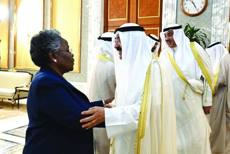 صاحب السمو مصافحاً المديرة العامة لمؤسسة التقدم العلمي 