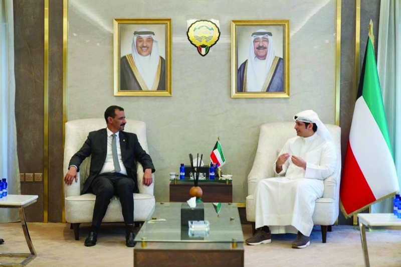 المطيري مستقبلاً الوزير الموريتاني 