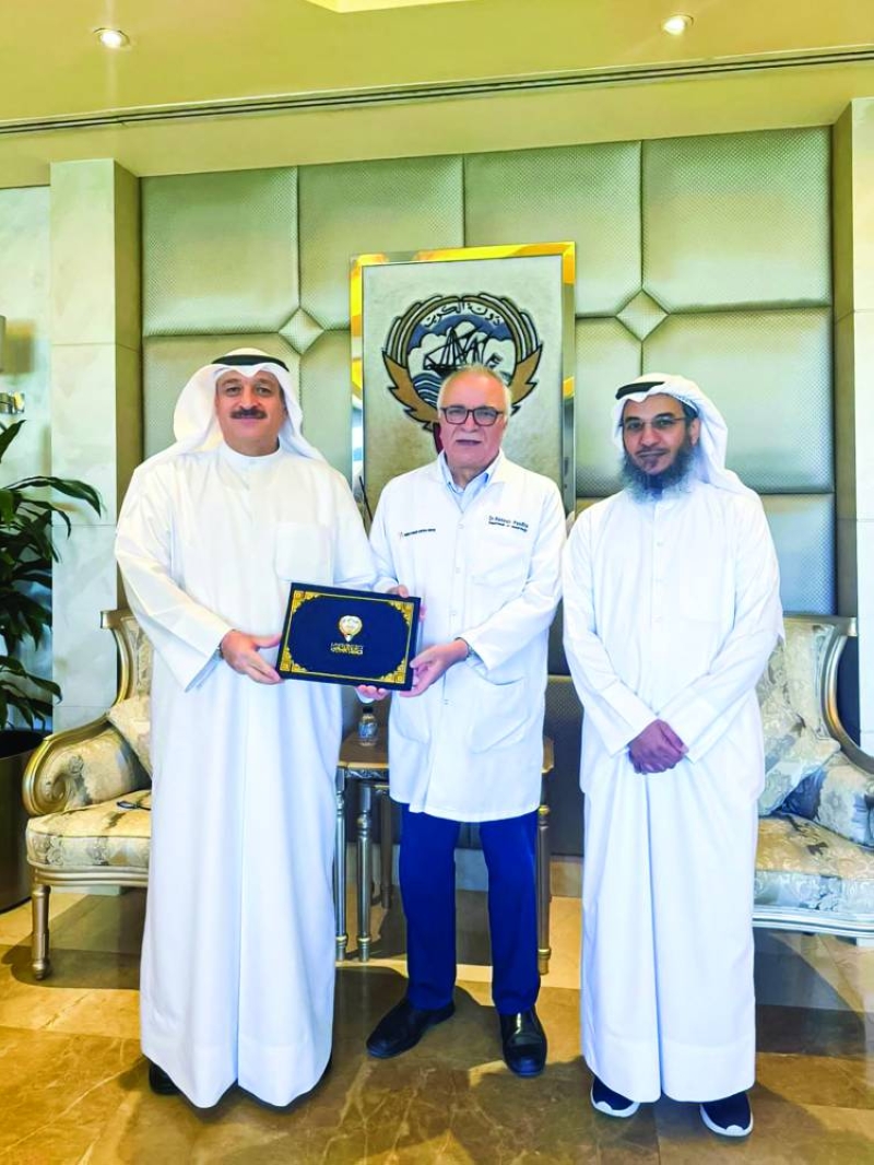 وزير الصحة مكرماً الدكتور راميش بحضور المطيري