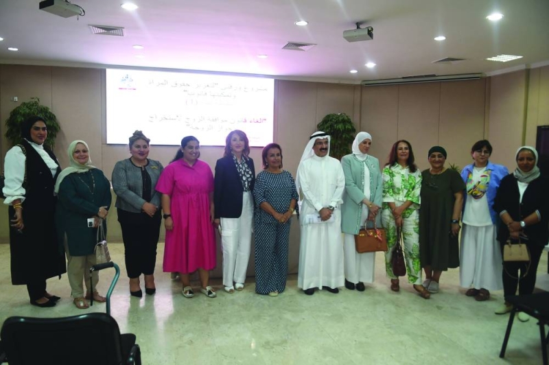 


المحامي عادل قربان وعدد من المشاركات في الندوة 