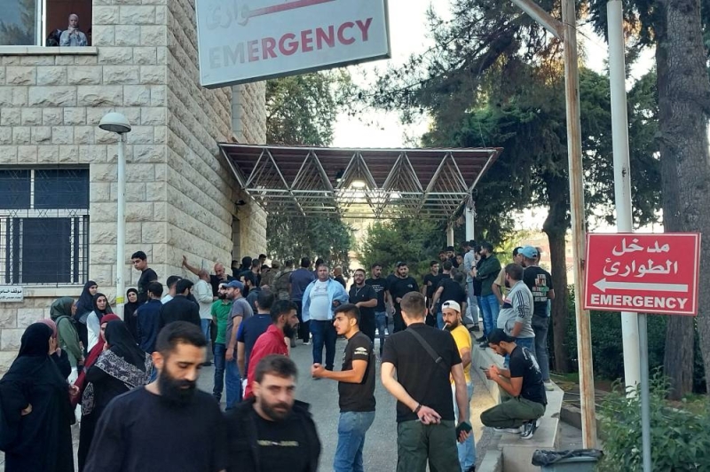 أقارب عناصر من «حزب الله» أمام مستشفى في بعلبك بعد انفجار جديد لأجهزة اتصال أمس (أ ف ب)