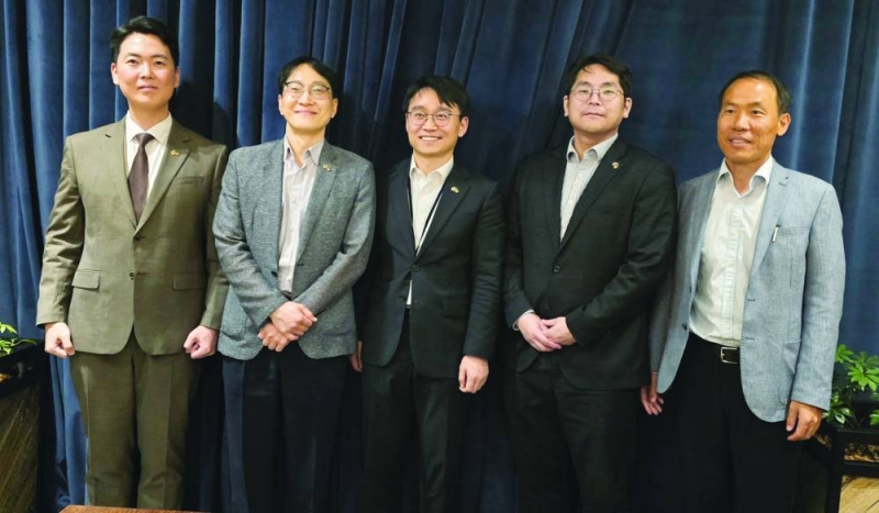 


القائم بأعمال السفارة الكورية مع منتسبي السفارة 