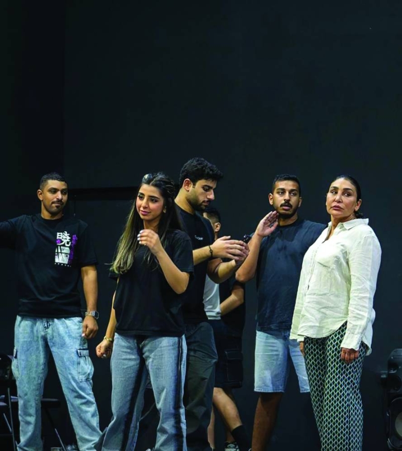 


فريق العمل خلال البروفة الأخيرة 