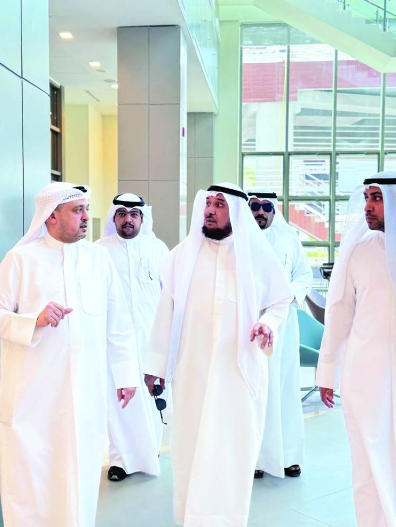 الحمدان متفقداً السكن الطلابي