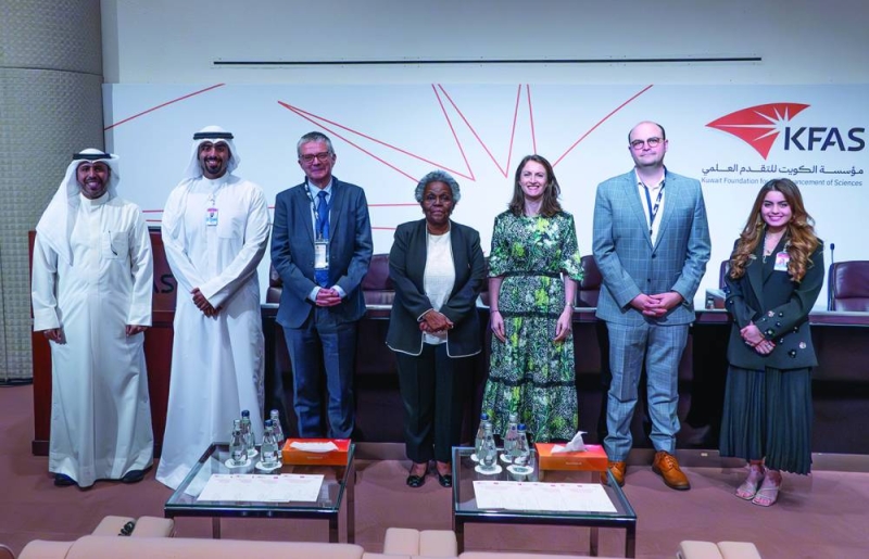 السفيرة البريطانية ومديرة المؤسسة مع مشاركين في المؤتمر 