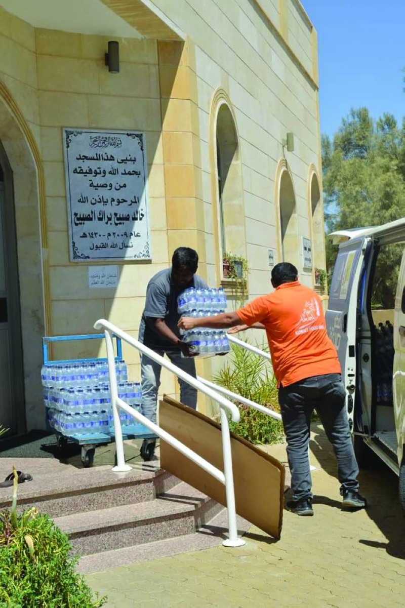 


جانب من عملية توزيع المياه 