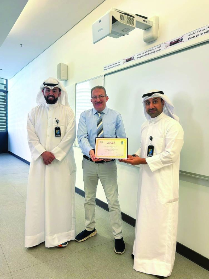 تكريم المحاضر في الدورة