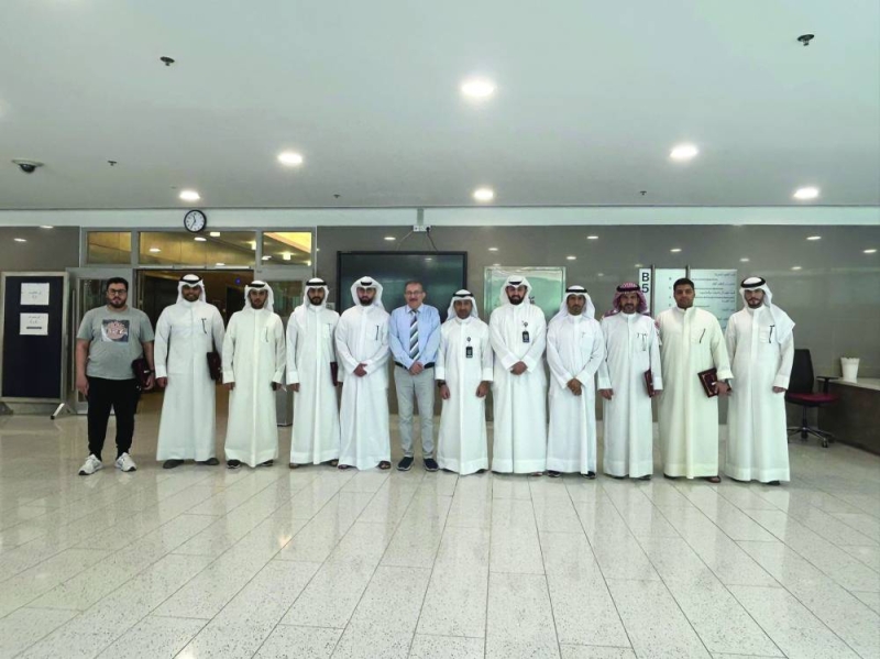 خريجو الدورة في لقطة جماعية مع المحاضر