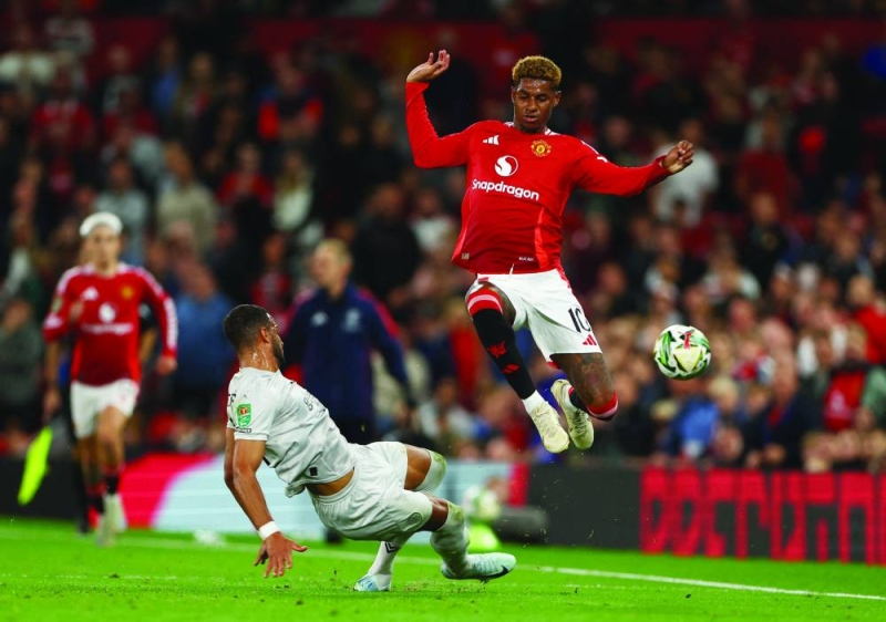 مهاجم مانشستر يونايتد ماركوس راشفورد يتفادى عرقلة من لاعب بارنسلي باري كوتر    (رويترز)